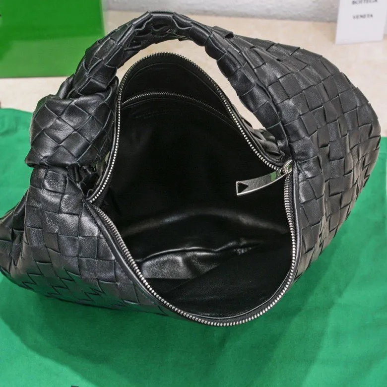 Batch 1460 BV Bottega Veneta 2022 Early Spring New Ladies Medium JODIE Handbag BV Bag 🔥The new method is to round the corners on the original basis and knot the round hobo bag with classic woven leather. The most iconic triangular pull-out design, using sheepskin draped soft shape, is super suitable for concave shapes~ Jodie feels really gentle to people, and is definitely the best item for daily matching. It has the same weave, new elements and twists, and is versatile. It is the new favorite of street style Internet celebrities! Size: 36*21*13 Model: 6697